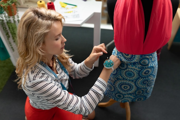 instruktorka przy hafcie